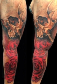 手臂彩色组合红玫瑰与人类头骨纹身图案