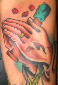 手臂彩色祈祷手与牙龈纹身图案