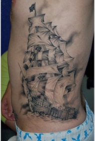 男性腹部黑灰帆船纹身图案