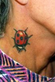 脖子上的彩色小瓢虫纹身图案