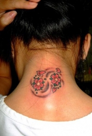 女性脖子樱桃花纹身图案