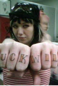女性手指彩色字母纹身图案