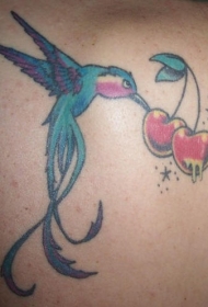 肩部彩色长尾蜂鸟和樱桃纹身图片