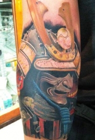 手臂彩色武士肖像纹身图案