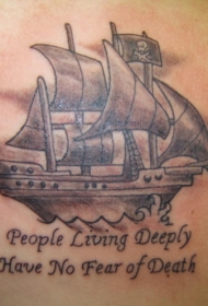 肩部棕色有座右铭的海盗船纹身图案