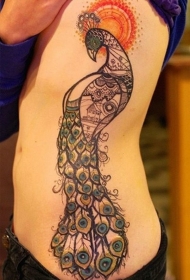 女性腰侧彩色孔雀图腾纹身图案
