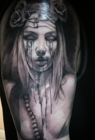 肩部灰色恐怖风格的女人纹身图案