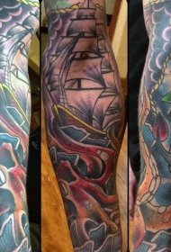 手臂彩色航海主题章鱼和船纹身