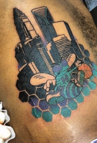 腰侧彩色蜜蜂在城市的纹身图案