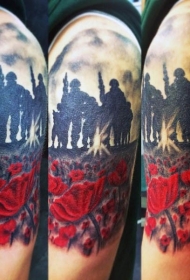 肩部彩色军队和罂粟花纹身图案