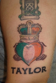 腿部彩色爱尔兰风格爱心纹身图片