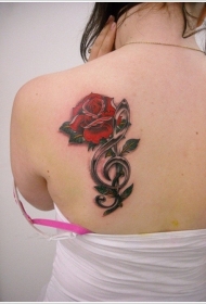 女性肩部彩色玫瑰与音乐纹身图案