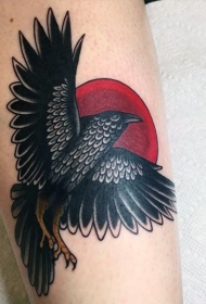 腿部彩色乌鸦与太阳纹身图案