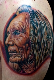 肩部彩色逼真的印度老人肖像纹身
