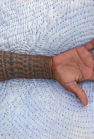 男性手臂黑色印度图案纹身图案