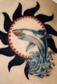 手臂彩色鲨鱼和太阳纹身图案