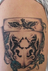 肩膀上两只黑色的战狼纹身图案