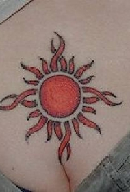女性胸部红太阳符号纹身图案