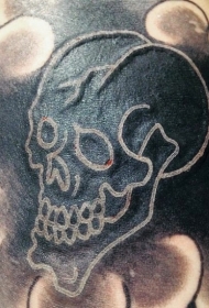 腿部个性小白墨水骷髅纹身图案