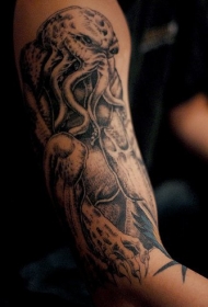 手臂黑灰章鱼怪纹身图片