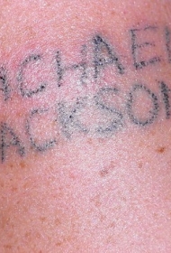 腿部迈克尔·杰克逊字母的纹身