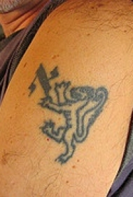 肩部简约狮子希伯来纹身图案