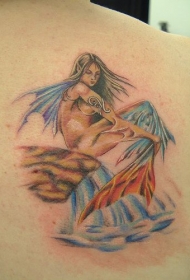 肩部彩色有水翅膀的美人鱼纹身图片