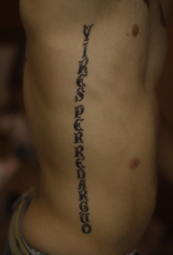 男性腰侧拉丁文字母纹身图案