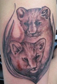 手臂棕色两只狮子幼崽纹身图片