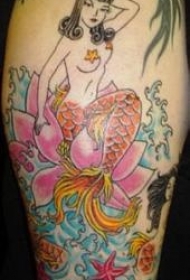 腿部彩色美人鱼与水百合纹身图案