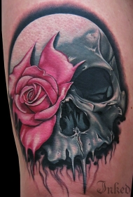 手腕彩色骷髅与粉红玫瑰纹身图案
