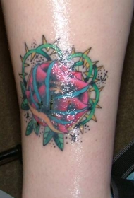 腿部彩色红玫瑰与荆棘的纹身图案