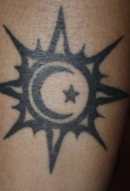 肩部黑色太阳和月亮符号纹身