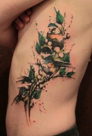 腰侧水彩色树上的鸟纹身图案