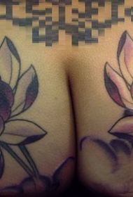 女性臀部彩色莲花纹身图案