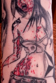手臂血淋淋的女人纹身图案