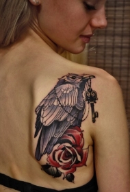 插画风格色肩部乌鸦和玫瑰纹身