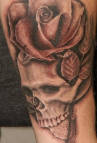 肩部棕色玫瑰和骷髅纹身图案
