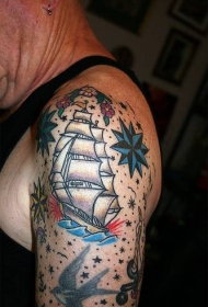 肩部oldschool船和星星纹身图案