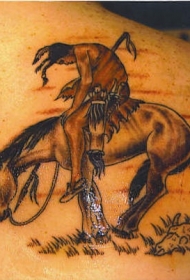 肩部棕印第安人骑马纹身图案