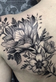肩部黑白美妙的花朵妇女纹身图片