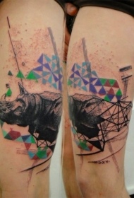 腿部彩色几何样式的犀牛纹身图案
