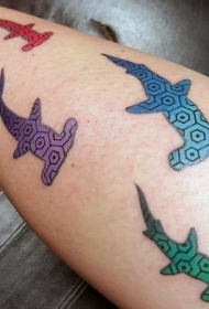 腿部彩色鲨鱼图腾纹身图案