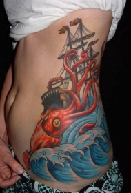 腰侧彩色乌贼与帆船纹身图案