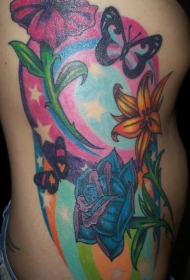 腰侧彩色杂色的花朵和蝴蝶纹身图案