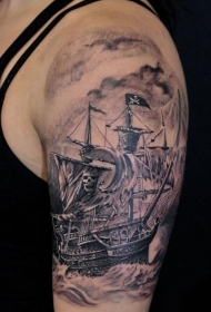 肩部黑棕色海盗帆船纹身图案