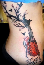 腰侧彩色生长的树与心脏纹身图案