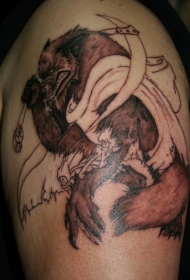 半色的肩膀上的狼人纹身图案
