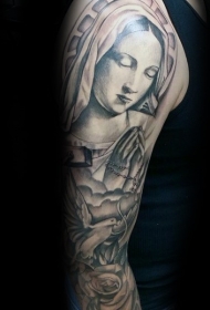 手臂宗教风格祈祷妇女与玫瑰纹身图案