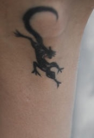 手腕黑色小蜥蜴符号纹身图案